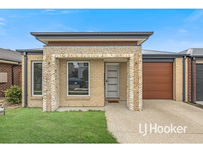 29 Mossey Crescent, Cranbourne East VIC 3977