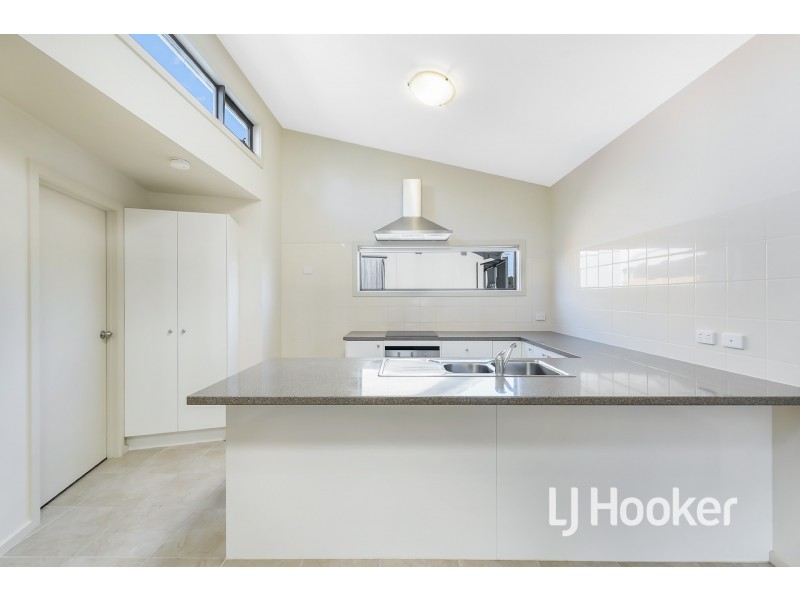 2/5 Candlebark Crescent, Frankston North VIC 3200