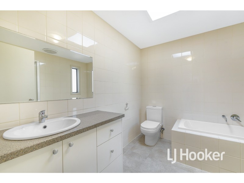 2/5 Candlebark Crescent, Frankston North VIC 3200