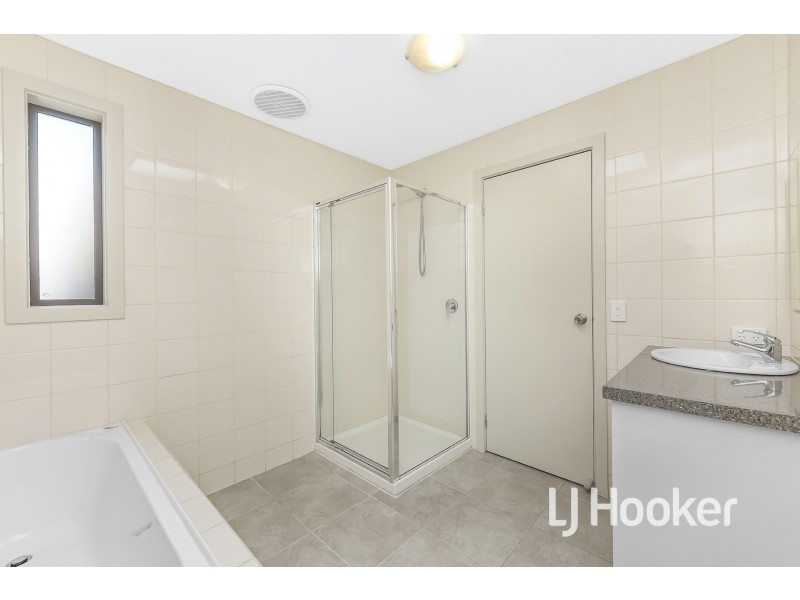 2/5 Candlebark Crescent, Frankston North VIC 3200