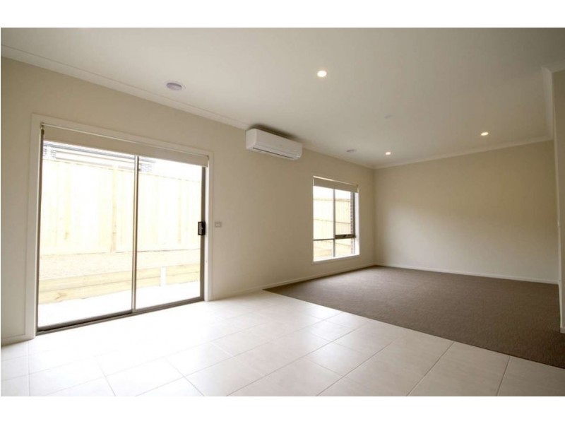 18 Barcelona Avenue, Clyde North VIC 3978