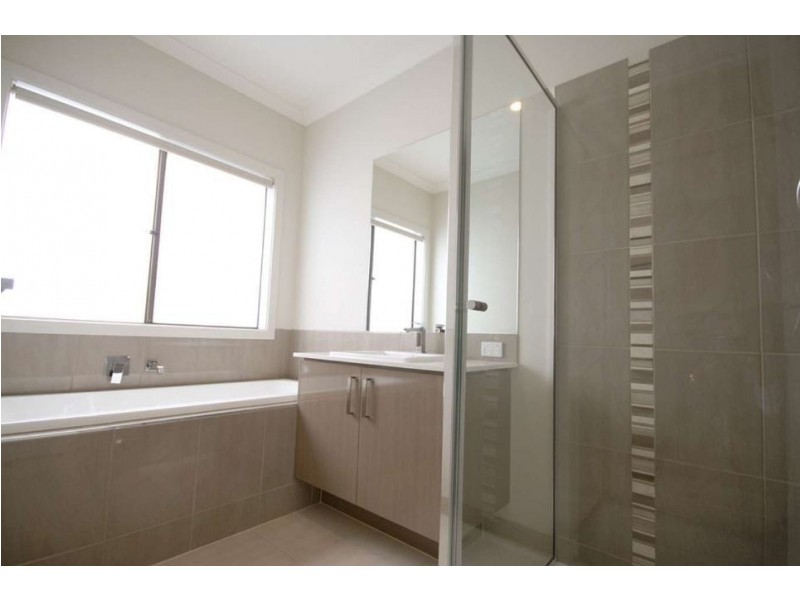 18 Barcelona Avenue, Clyde North VIC 3978