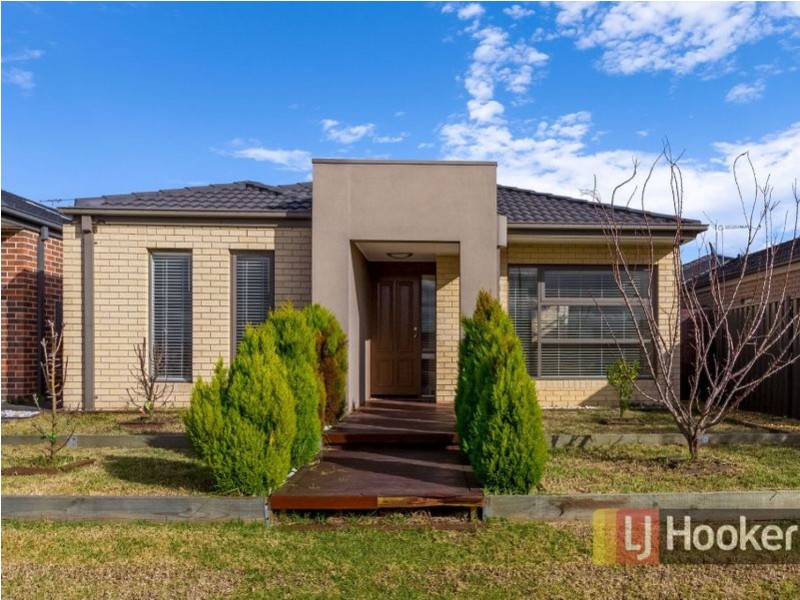 10 Frogmore Lane, Cranbourne North VIC 3977