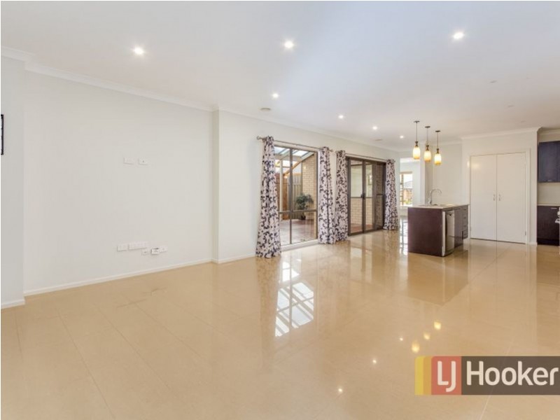 10 Frogmore Lane, Cranbourne North VIC 3977