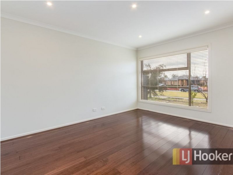 10 Frogmore Lane, Cranbourne North VIC 3977