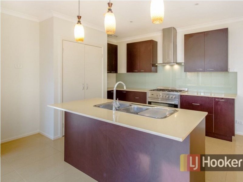 10 Frogmore Lane, Cranbourne North VIC 3977