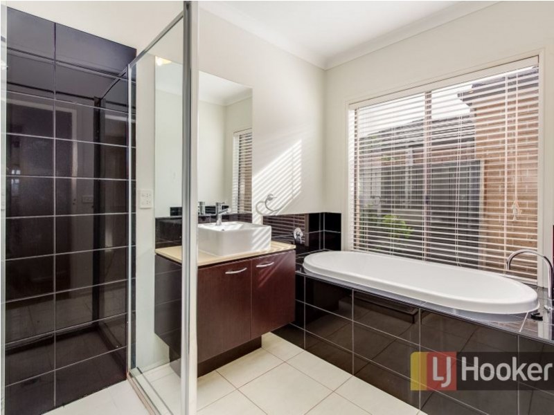 10 Frogmore Lane, Cranbourne North VIC 3977