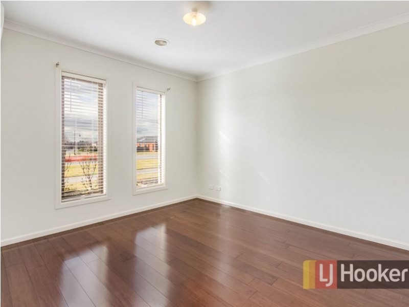 10 Frogmore Lane, Cranbourne North VIC 3977