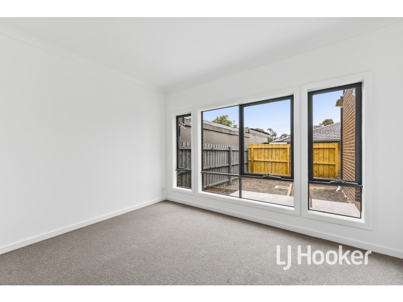 2/22 Dearing Avenue, Cranbourne VIC 3977