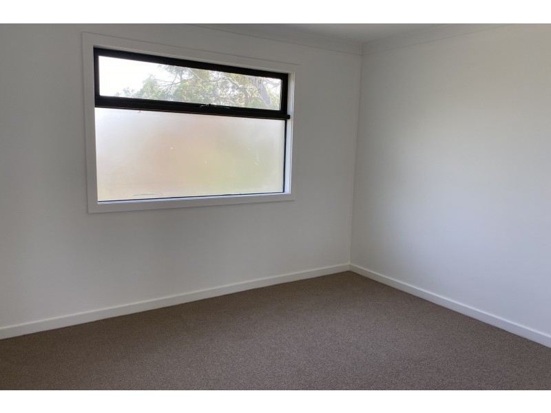 2/22 Dearing Avenue, Cranbourne VIC 3977