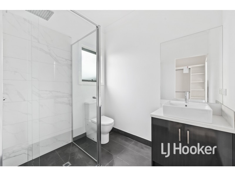 2/22 Dearing Avenue, Cranbourne VIC 3977