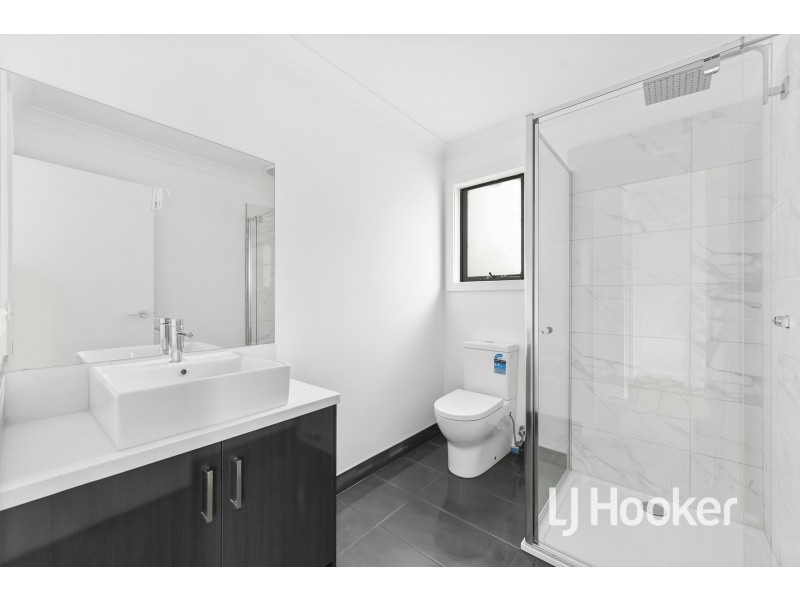 2/22 Dearing Avenue, Cranbourne VIC 3977