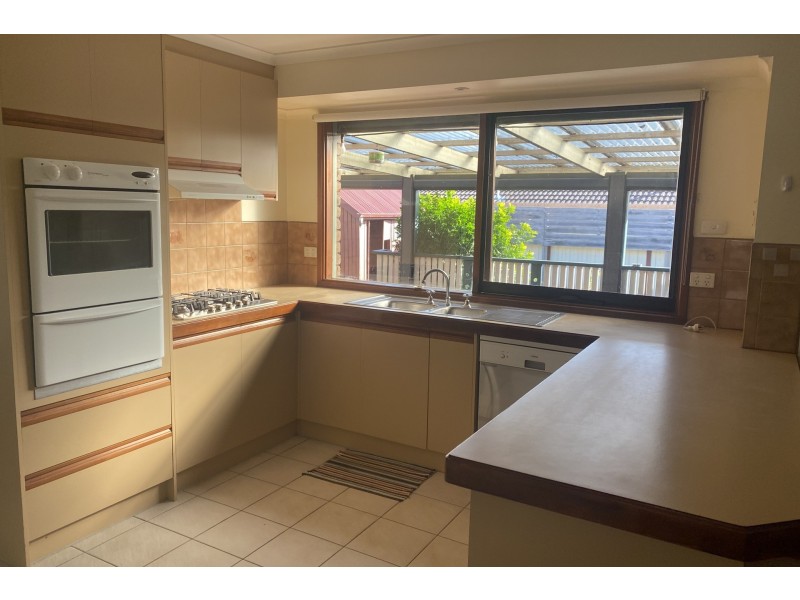 16 Lauren Drive, Hampton Park VIC 3976