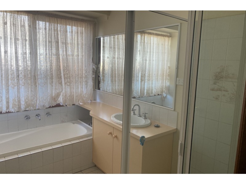 16 Lauren Drive, Hampton Park VIC 3976