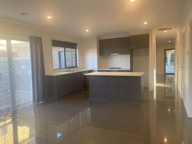 2/15 Elizabeth Street, Cranbourne North VIC 3977