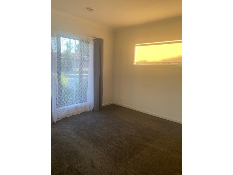 2/15 Elizabeth Street, Cranbourne North VIC 3977