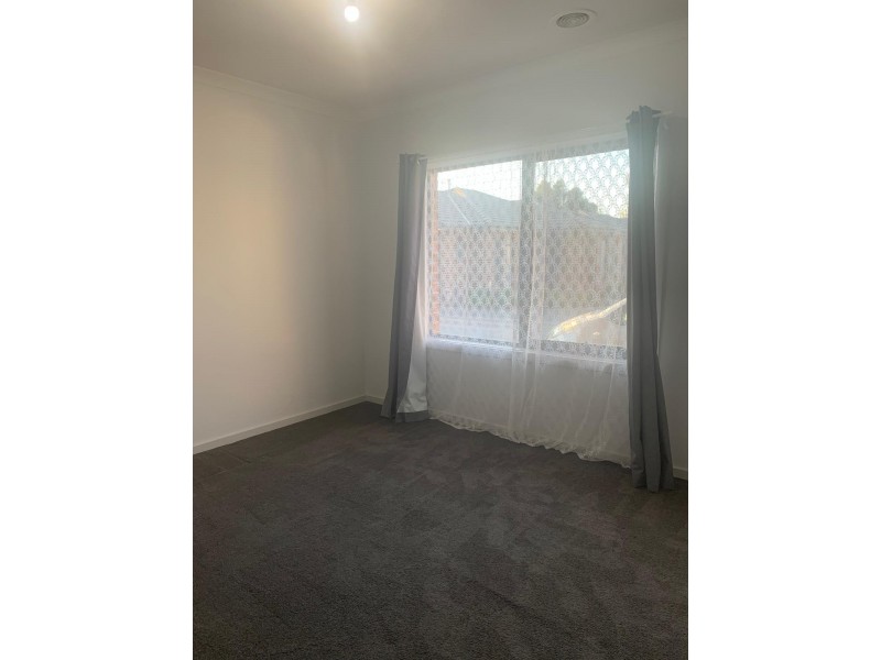2/15 Elizabeth Street, Cranbourne North VIC 3977