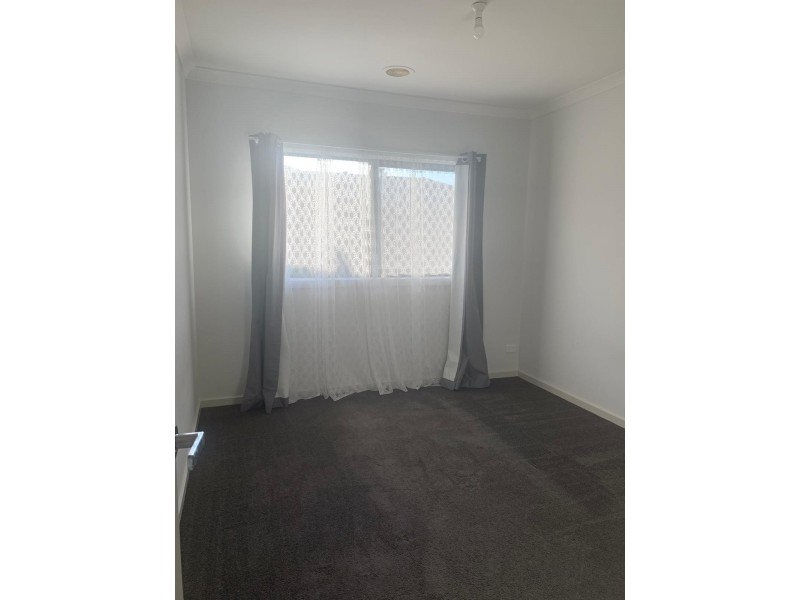 2/15 Elizabeth Street, Cranbourne North VIC 3977