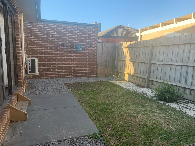 2/15 Elizabeth Street, Cranbourne North VIC 3977