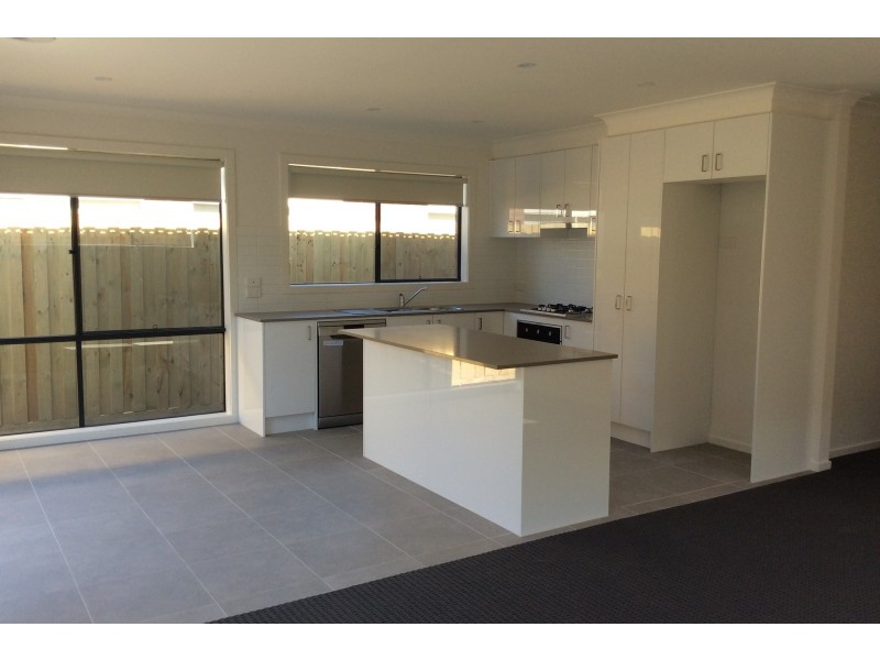 33 Laurel Crescent, Carrum Downs VIC 3201