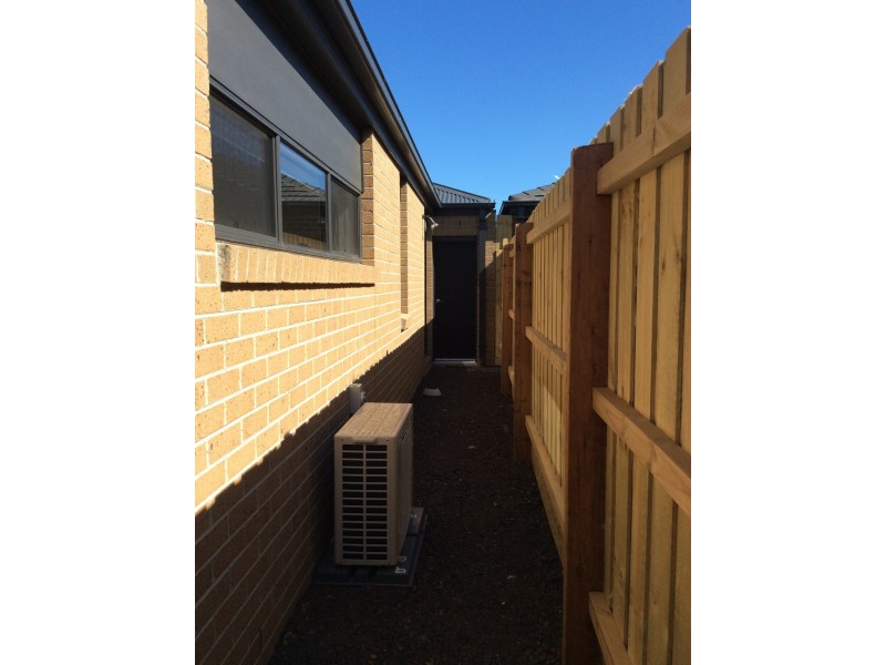 33 Laurel Crescent, Carrum Downs VIC 3201