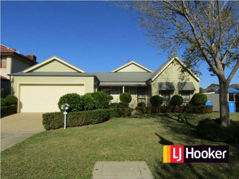 25 Lindsay Crescent, Lynbrook VIC 3975