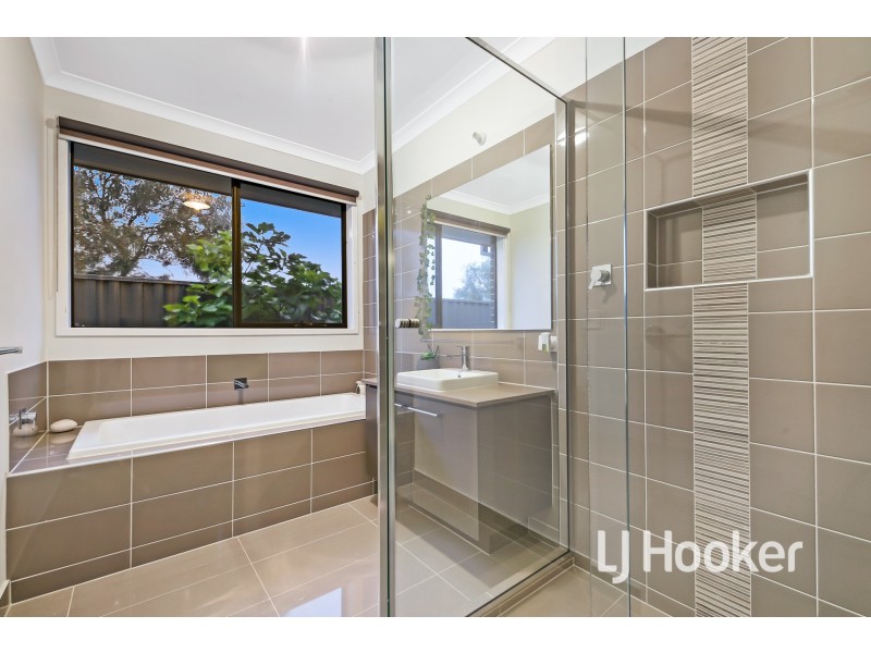 1 Zeus Avenue, Cranbourne West VIC 3977