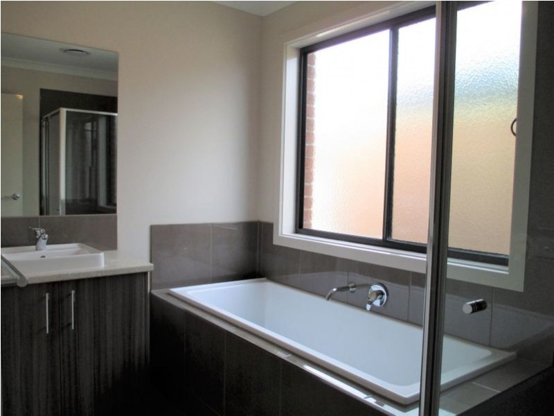 44 Parklink Drive, Cranbourne East VIC 3977