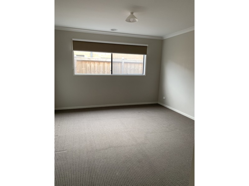 8 Roskopp Avenue, Clyde North VIC 3978