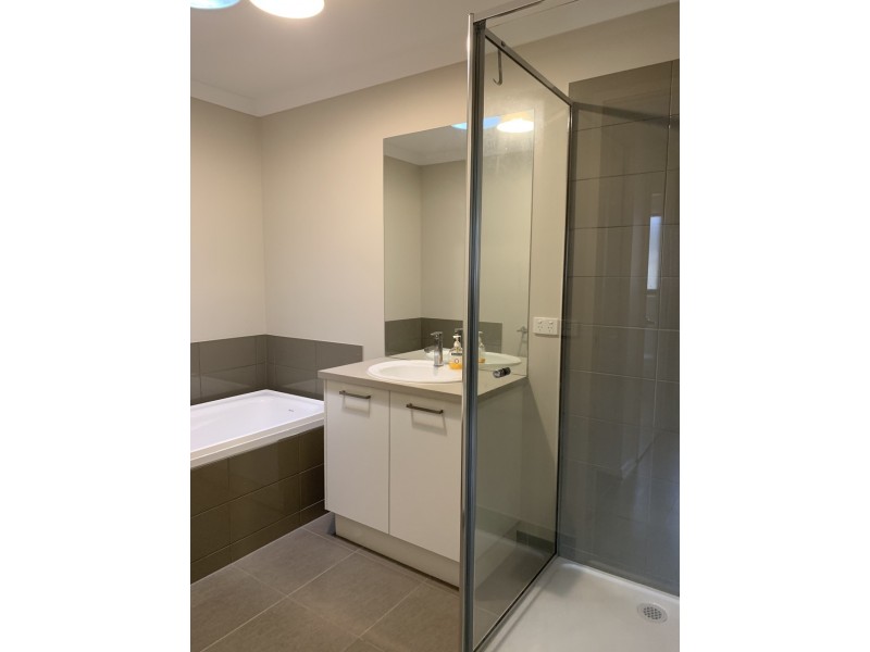 8 Roskopp Avenue, Clyde North VIC 3978