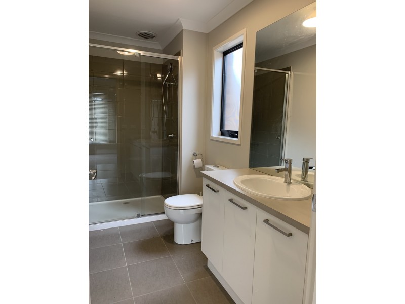 8 Roskopp Avenue, Clyde North VIC 3978