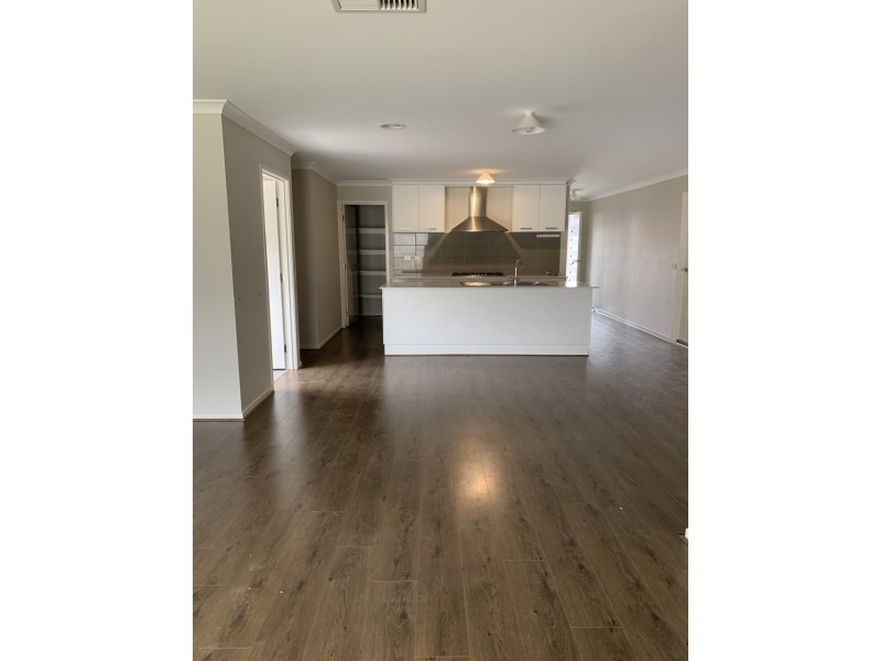 8 Roskopp Avenue, Clyde North VIC 3978