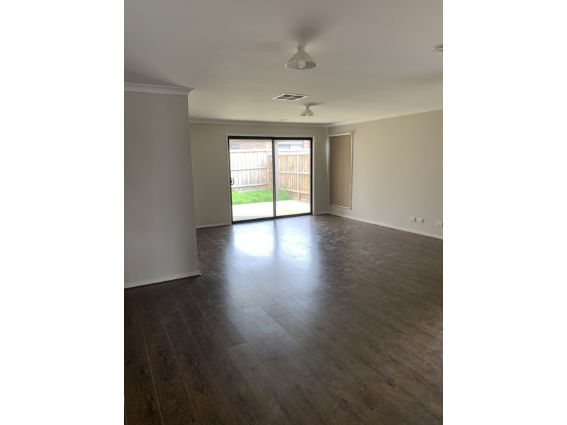 8 Roskopp Avenue, Clyde North VIC 3978