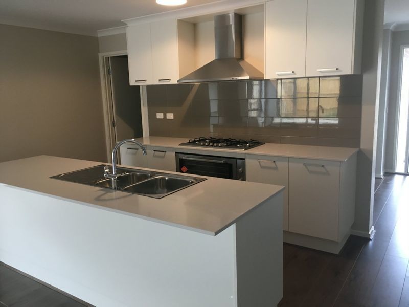 8 Roskopp Avenue, Clyde North VIC 3978