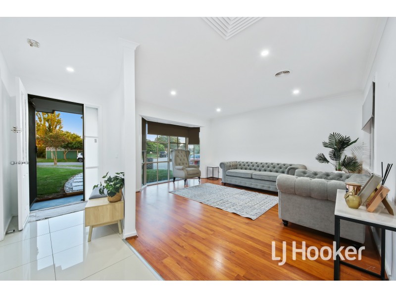 22 Andrea Crescent, Cranbourne North VIC 3977