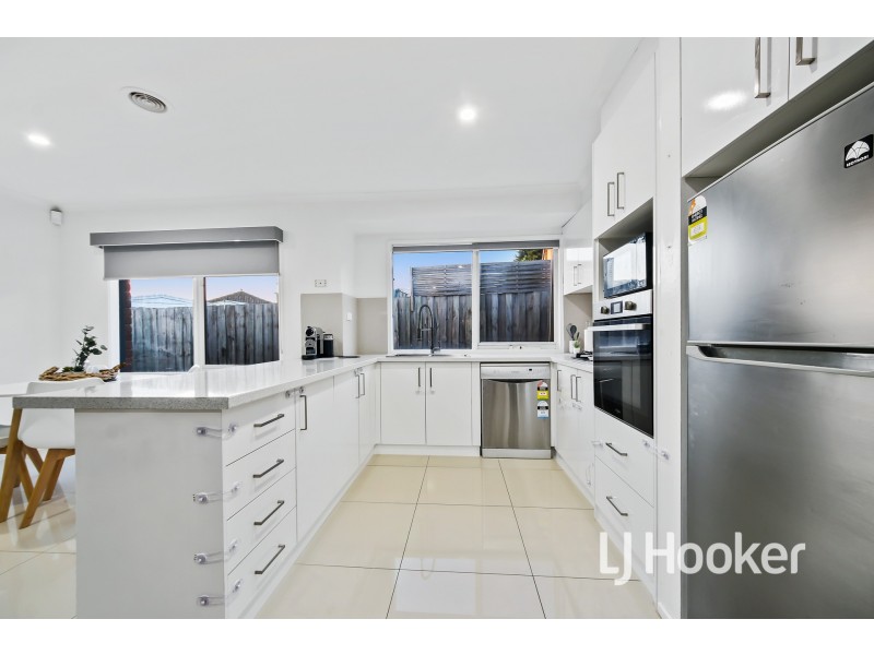 22 Andrea Crescent, Cranbourne North VIC 3977