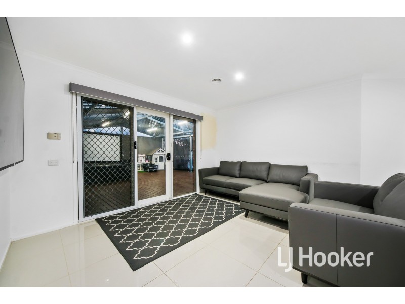 22 Andrea Crescent, Cranbourne North VIC 3977