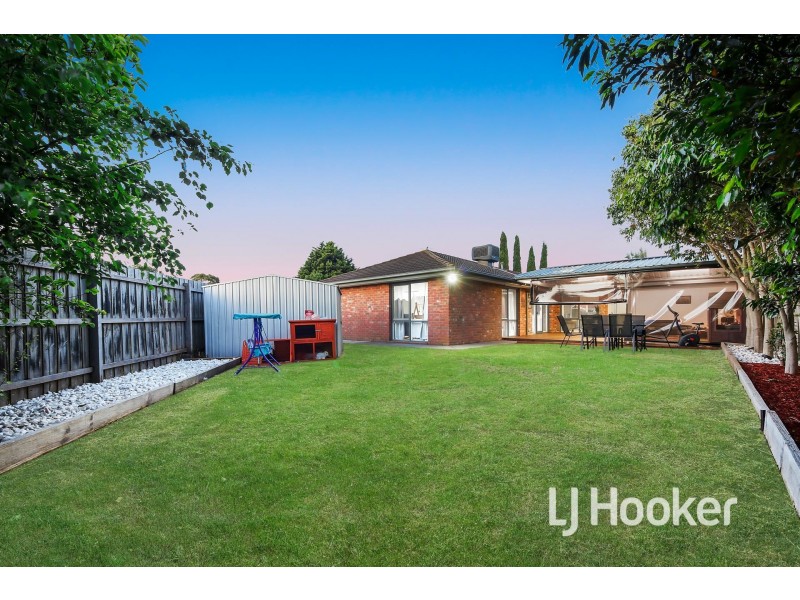 22 Andrea Crescent, Cranbourne North VIC 3977