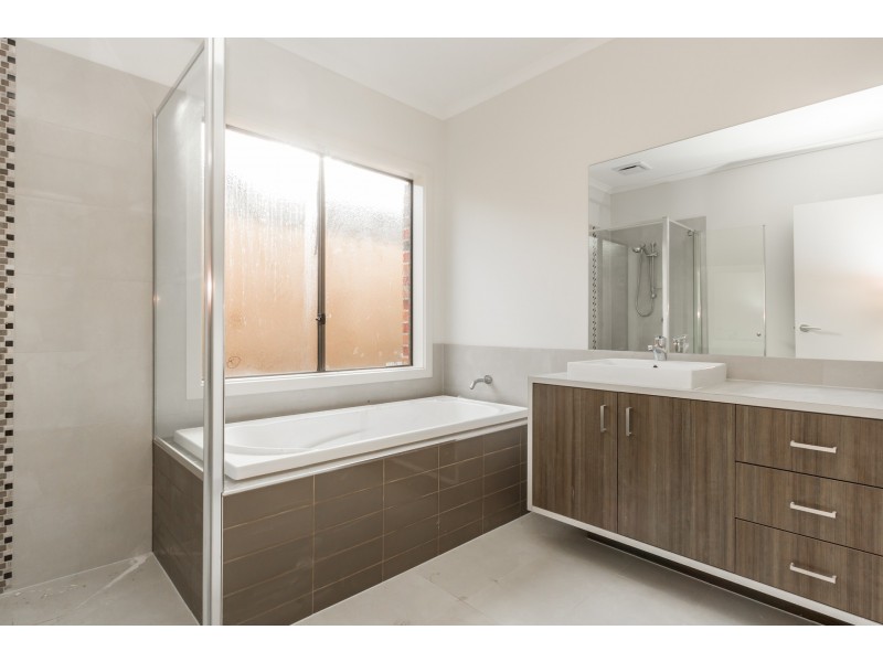 24 Aayana Street, Cranbourne East VIC 3977