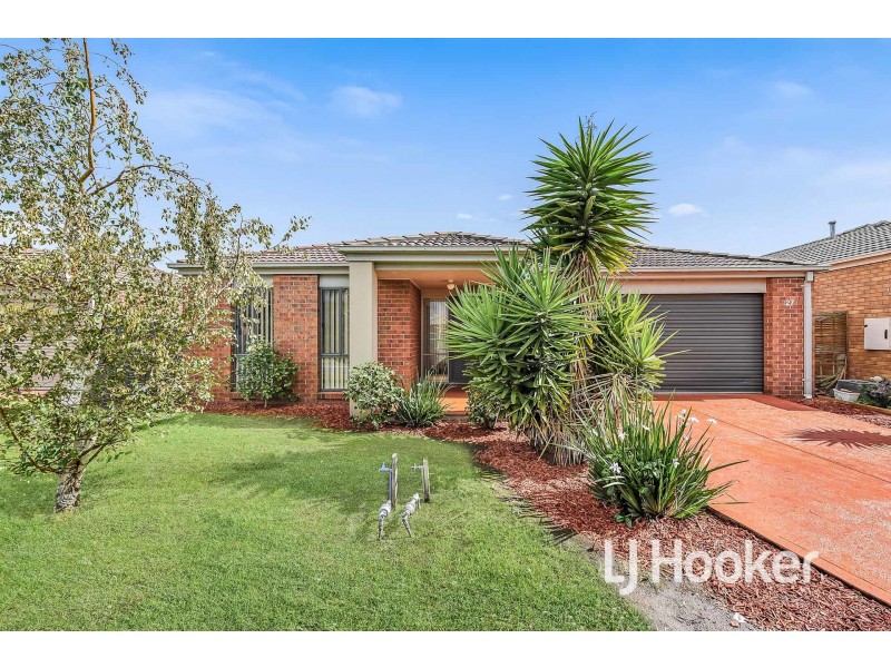 27 Tyndall Street, Cranbourne East VIC 3977