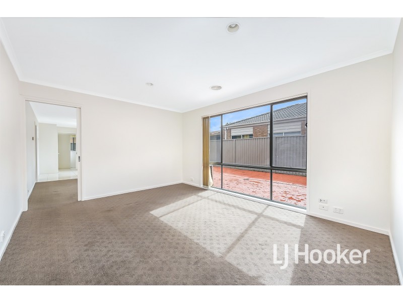 27 Tyndall Street, Cranbourne East VIC 3977