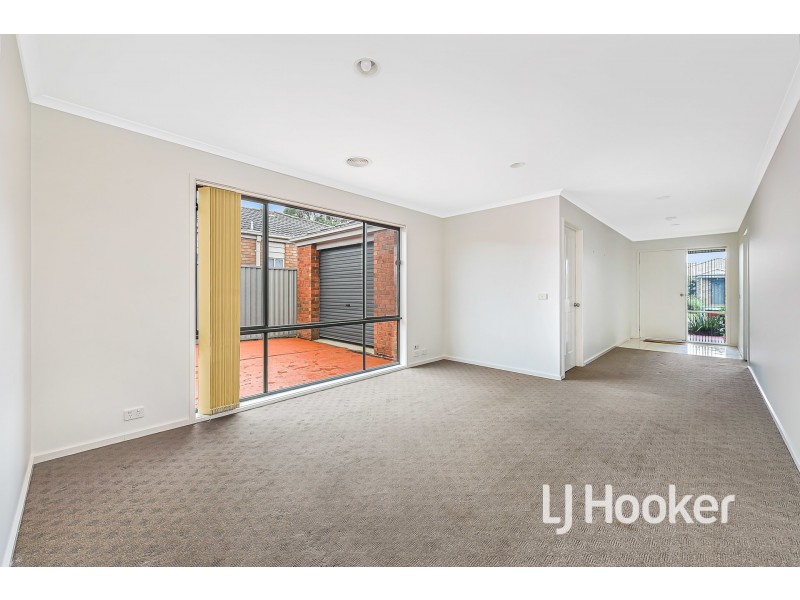27 Tyndall Street, Cranbourne East VIC 3977