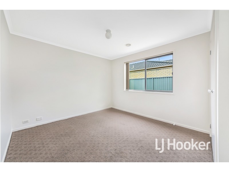 27 Tyndall Street, Cranbourne East VIC 3977