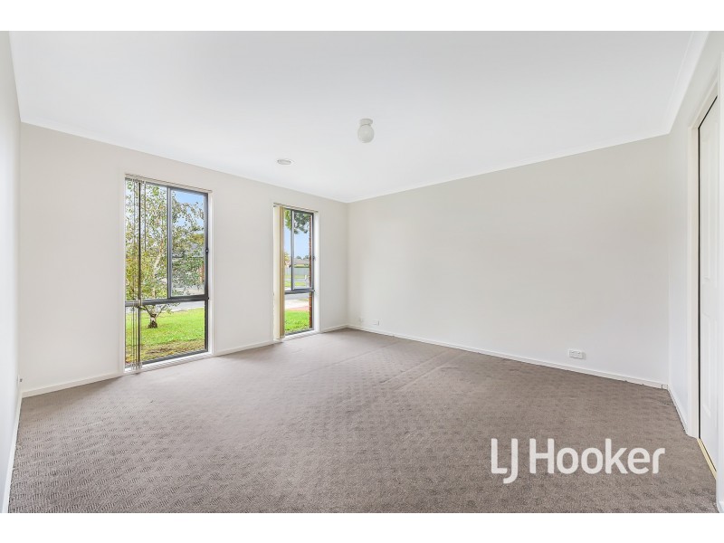 27 Tyndall Street, Cranbourne East VIC 3977