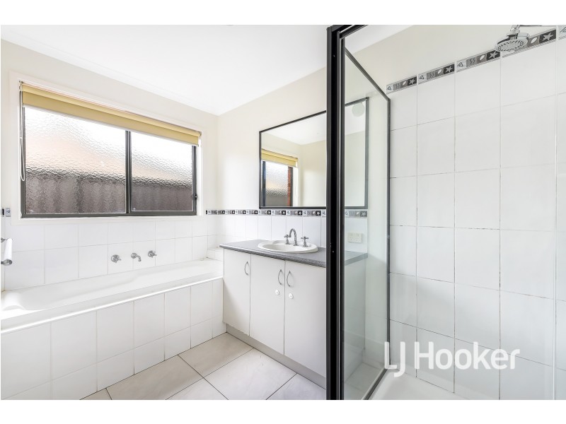 27 Tyndall Street, Cranbourne East VIC 3977