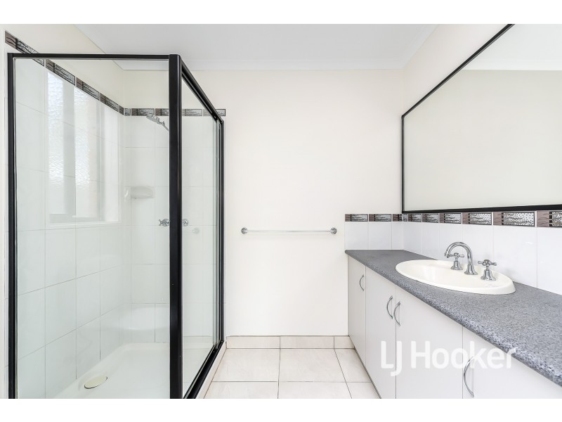 27 Tyndall Street, Cranbourne East VIC 3977