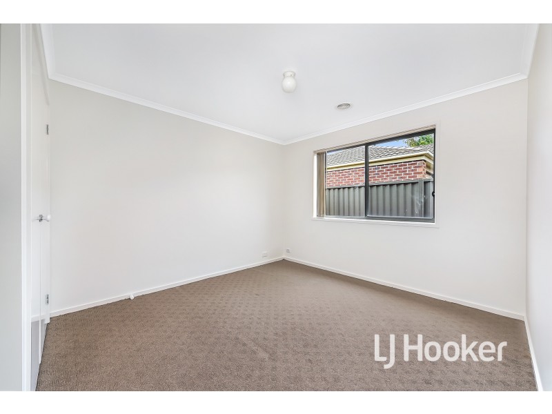 27 Tyndall Street, Cranbourne East VIC 3977