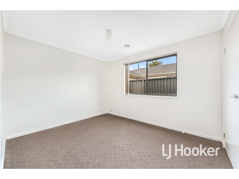 27 Tyndall Street, Cranbourne East VIC 3977