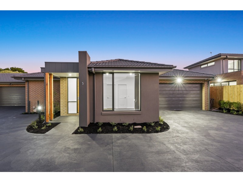 108-110 Endeavour Drive, Cranbourne North VIC 3977