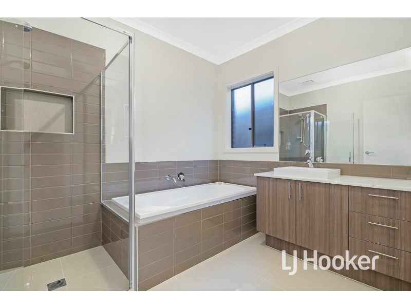 8 Detroit Avenue, Cranbourne East VIC 3977